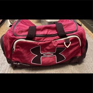 UNDER ARMOUR LARGE MAGENTA DUFFLE BAG EXPANDABLE